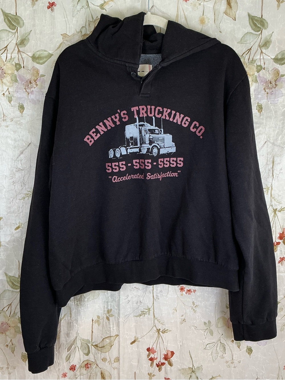 BDG Women’s Semi Truck Graphic Cropped Hoodie Sweatshirt Black L